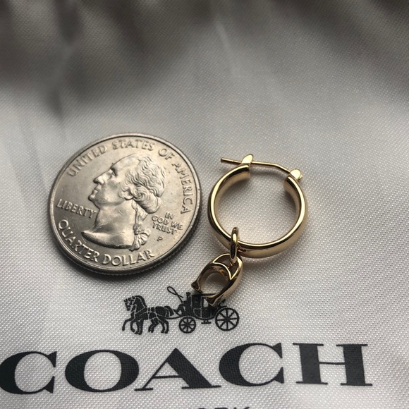 đź’‹ Gold coach hoop earring with dangle - Picture 6 of 6